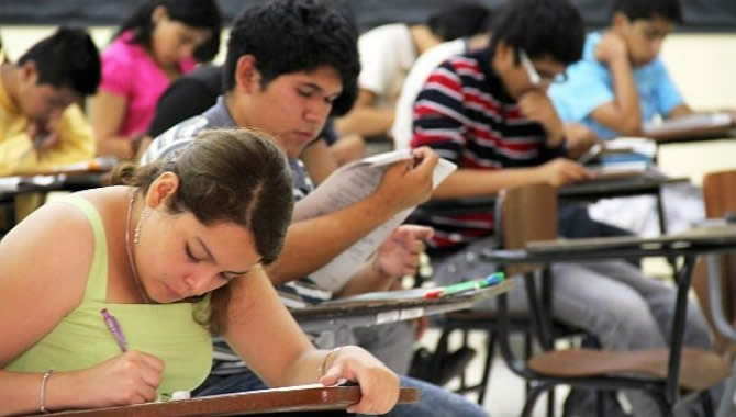 Estudiantes morosos pueden acudir a clases y rendir exámenes Estudiantes morosos pueden acudir a clases y rendir exámenes