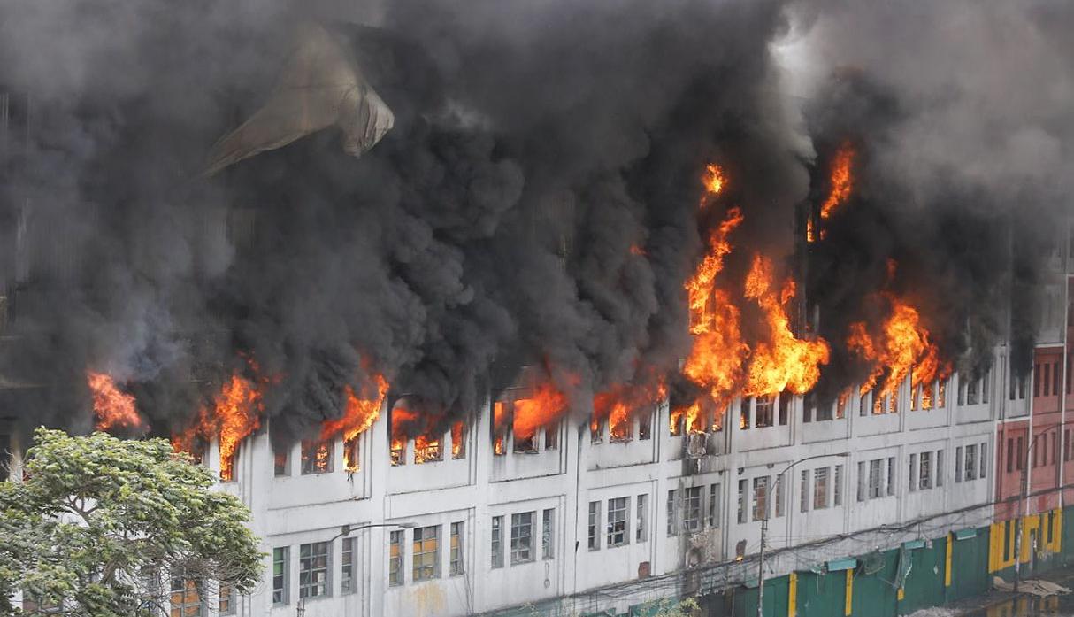 Las Malvinas: Más de 85 unidades de bomberos se movilizaron para atender la emergencia