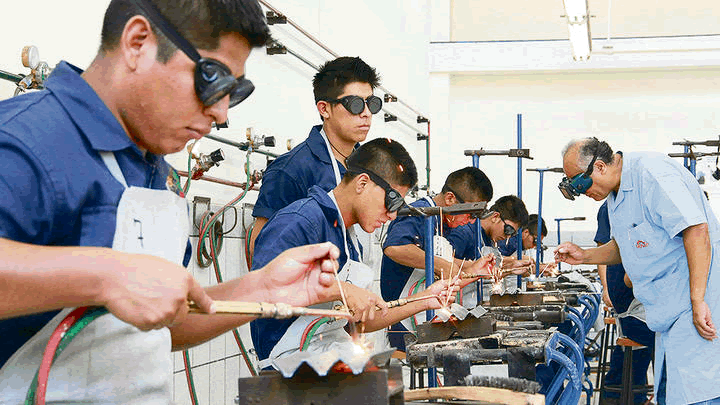 Proyecto de ley 1215 causa conmoción entre los jóvenes peruanos