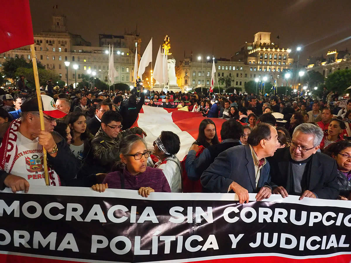 Las reformas políticas y la desconfianza Las reformas políticas y la desconfianza