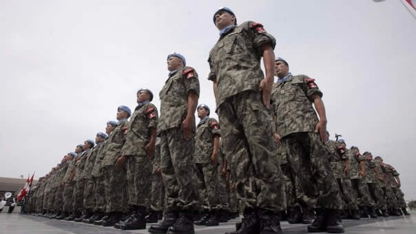 Las implicancias del empleo de las Fuerzas Armadas en el combate de las denominadas nuevas amenazas en su país y los riesgos que enfrentan cuando son empeñadas en cumplir nuevas tareas