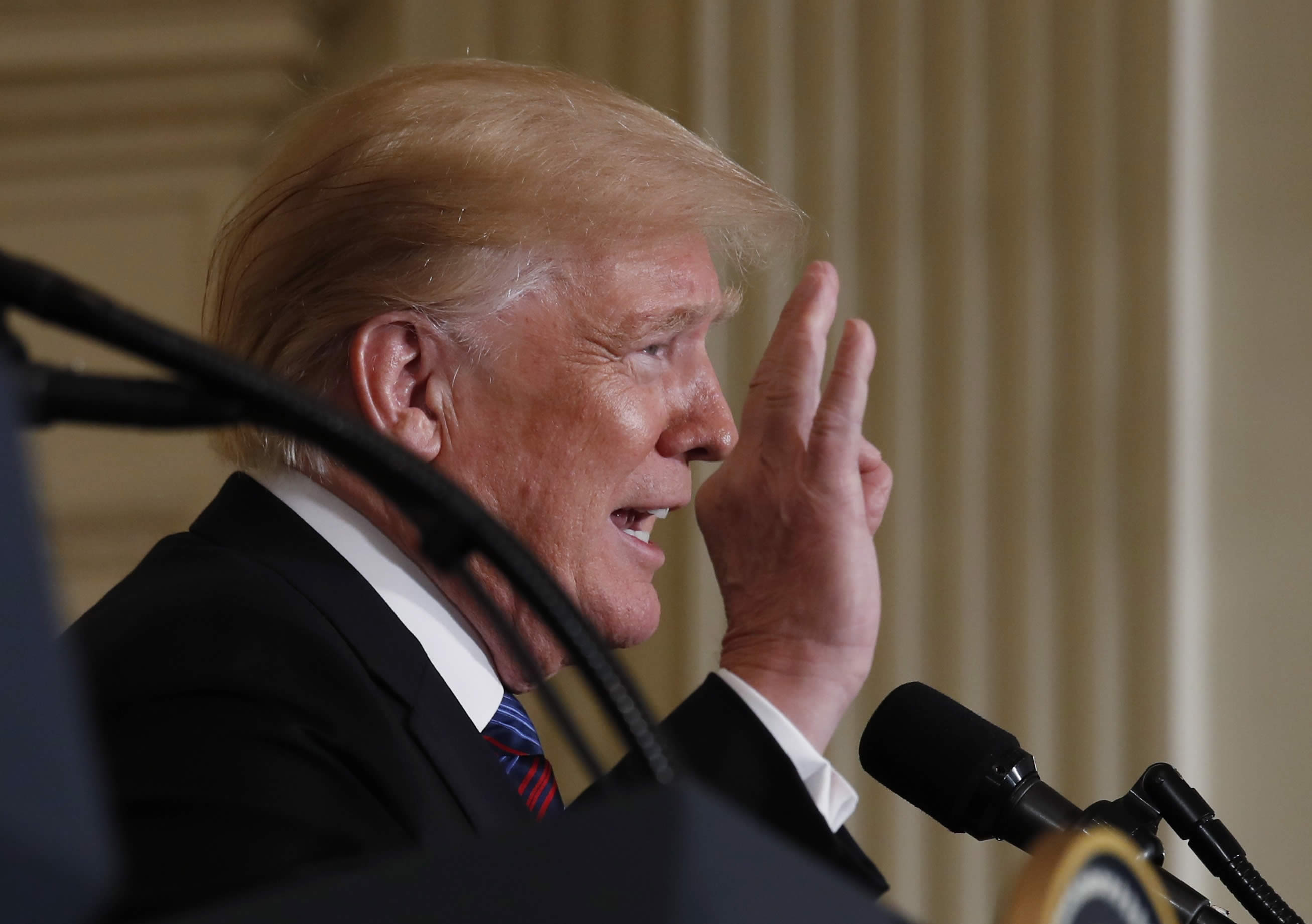 Donald Trump amenaza a México con enviar tropas y cerrar la frontera si no frena la ola migratoria.