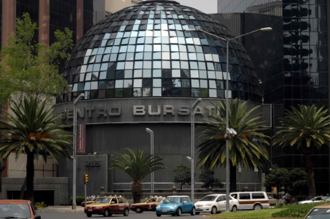 Bolsa mexicana de valores se derrumba 5,81% por proyecto de ley que intenta regular el cobro de comisiones.