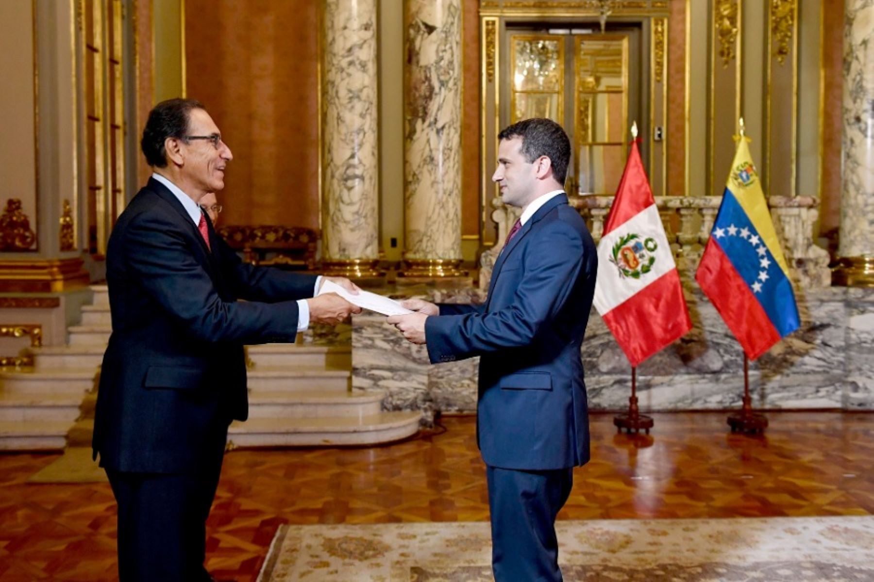 Martín Vizcarra recibió las credenciales de Carlos Scull como embajador de Venezuela por Juan Guaidó Martín Vizcarra recibió las credenciales de Carlos Scull como embajador de Venezuela por Juan Guaidó